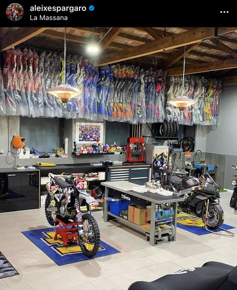 Bedroom Ideas For Men Bachelor Pads, Garage Motorcycle, Garage Workshop Layout, Bedroom Ideas For Men, Motorcycle Workshop, Track Motorcycle, Garage Workshop Organization, Workshop Layout, Garage Car