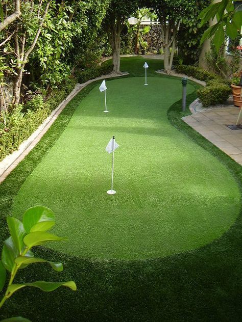 Sport Court Backyard, Mini Golf Course Design, Backyard Golf, Backyard Sports, Green Backyard, Golf Green, Golf Outing, Miniature Golf, Golf Exercises