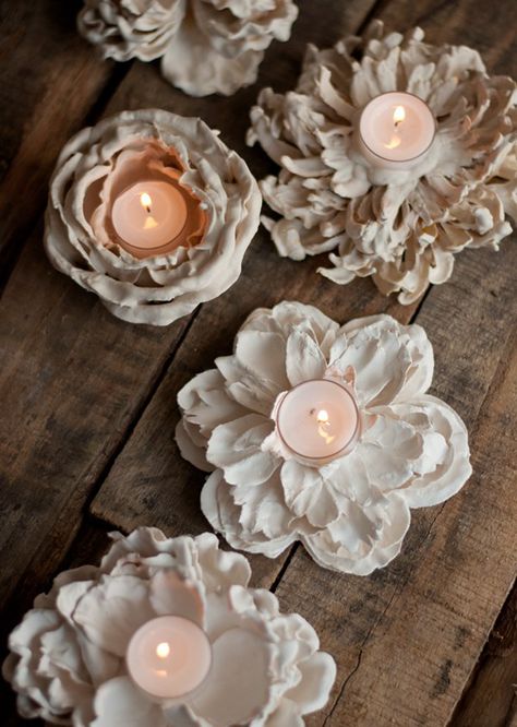 Flowers And Candles, Diy Plaster, Tanah Liat, Simple Centerpieces, Rustic Crafts, Diy Candle Holders, Hemma Diy, Festival Diy, Design Mom