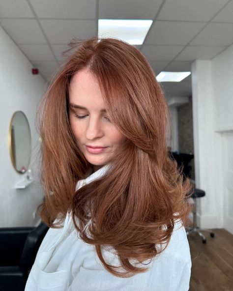 Auburn Hair With Strawberry Blonde Highlights, Auburn Root Melt, Neutral Auburn Hair, Copper Hair Shoulder Length, Copper Highlights On Brown Hair, Auburn Red Hair Color, Auburn Hair Color Ideas, Redhead Hair, Auburn Red Hair