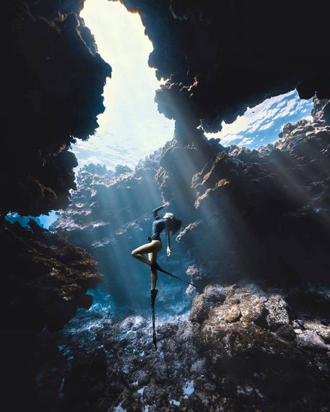 Find beauty in most places where others never would find it. . . . #bestfreedivegear Find the Best Freedive Gear with us ➡️ bestfreedivegear.com! . . . 📷@fatboybrock . . #onebreath #magical #underwaterart #freedive  #freedivers #freediving #divetosurvive #carbon #apnea #hawaii #caves #underwater #hypoxia #onebreath #oxygen #thanksbutnotanks #driftfreediving #whahtsyourdrift #hypoxic #photography #underwaterphotography #depth #deep #lowlight #abandonedplaces Freedive Pose, Freedive Photography, Free Diving Photography, Freediving Photography, Bawah Air, Sea Diving, Underwater Art, Siargao, Free Diving