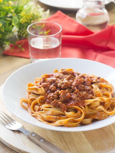 Preparate un soffritto con carota, sedano e cipolla ben tritati in un filo d'olio di oliva. Imbiondito il soffritto, aggiungete la salsiccia sgranata e rosolatela giusto il tempo di farle cambiare colore. La mia salsiccia era condita con sale, pepe e semi di finocchio quindi non ho aggiunto altro, voi valutate in base alla tipologia scelta e se occorre aggiustate di sale o di spezie. Sfumate adesso con un bicchiere di vino rosso. Sfumata la parte alcolica del vino, aggiungete il concentrato di p Pasta Al Ragu, Pasta Al Pesto, Pasta Bolognese, Pasta Fatta In Casa, Sicilian Recipes, Pasta Fresca, Main Course, Pasta Recipes, Italian Recipes