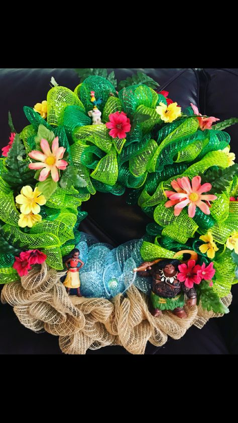 Moana wreath with geo mesh (deco mesh) and burlap. Really fun project! Lilo And Stitch Wreath, Moana Room, Moana Christmas, Luau Decor, Moana Gifts, James Hurley, Hawaiian Wreath, Poly Mesh Wreath, Carson James