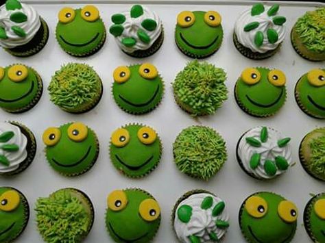 yo tengo un sapo que se llama pepe... minicupcakes de sapo pepe con deco de pasto! Hechos por Cupcakes&co. Argentina-Cordoba Frog Food, Prince Birthday Theme, Reptile Party, Prince Birthday, Frog Prince, Birthday Theme, Baby Boy Shower, Candy Bar, Food Inspiration