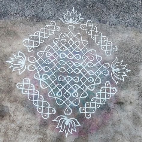 Thipudu Mugulu, Chikku Kolam, Simple Art Designs, Simple Muggulu, Pattern Design Drawing, Kambi Kolam, Muggulu Designs, Very Easy Rangoli Designs, Rangoli Designs Photos