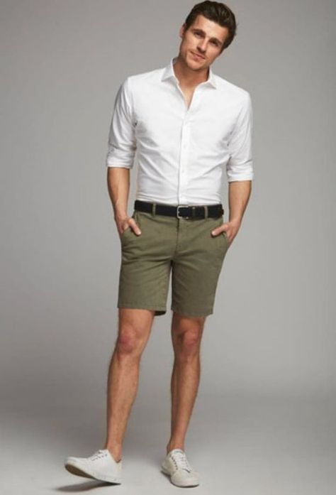 White Shirt Men Outfit, Olive Shorts Outfit, Shirt Men Outfit, Short Verde, Mens Fashion Suits Casual, Mens Summer Fashion Beach, Mens Fashion Casual Shoes, Olive Shorts, Mens Shorts Outfits