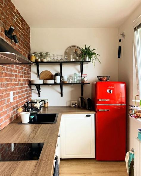 Red Fridge Kitchen, Retro Fridge Kitchen, Colored Fridge, Red Fridge, Kitchen Decor Trends, Kitchen Fridge, Retro Fridge, Casa Vintage, Apartment Decor Inspiration