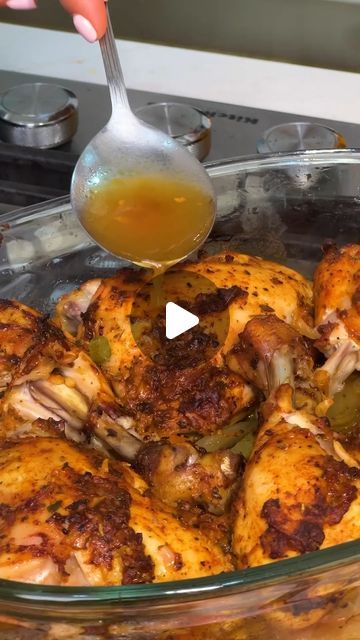 Noticia al Día on Instagram: "Receta de @salomecocina 👩‍🍳  Hoy te traigo una receta súper fácil: Muslos de pollo al horno que le encantarán a toda la familia 🍗🤩  Ingredientes: 🍗1 bandeja de 3 muslos de pollo  🍗5 dientes de ajo 🍗1 cebolla 🍗1 zanahoria 🍗1 taza de tallos de celery 🍗1 cda de mostaza 🍗1 cda de paprika 🍗1 cda de hierbas italianas 🍗Sal y pimienta  Corta cebolla, zanahoria, celery y los muslos de pollo @recaosoy, a mí me gusta retirarles la piel también.  Maja los dientes de ajo con sal. Luego, agrega mostaza, paprika, hierbas italianas y pimienta. Condimenta todas las piezas de pollo.  Agrega los vegetales a un refractario con un poco de aceite de oliva y los muslos encima. Cubre con papel aluminio y lleva al horno a 180 °C por 30 min. Después, retira el papel y coci Honey Soy Chicken Drumsticks, Honey Soy Chicken, La Fam, Soy Chicken, Honey Soy, Chicken Drumsticks, Chicken Recipes Casserole, Chicken Casserole, Casserole Recipes