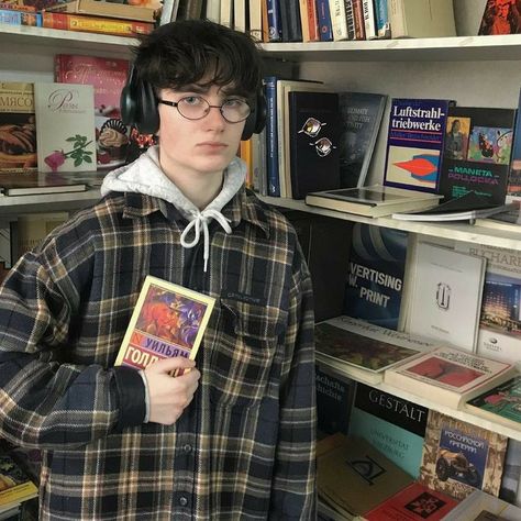 Curly Dark Hair, Cozy Ootd, Hair And Glasses, Aesthetic Cozy, Brown Aesthetic, Dark Hair, Harry Potter