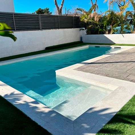 White pools to fall in love with. Swipe to see how this Skimmer pool project gives the terrace a whole new look. The pool sports an L-shaped design, has built-in stairs, and is covered in our Serena Bianco color. It's simply delicious. Bravo, Piscinas Mediterraneo White Pools, Lap Pool Designs, Skimmer Pool, Beach Entry Pool, Dream Backyard Pool, Outdoor Pool Area, Swimming Pool Architecture, Pool Shapes, Pool Remodel