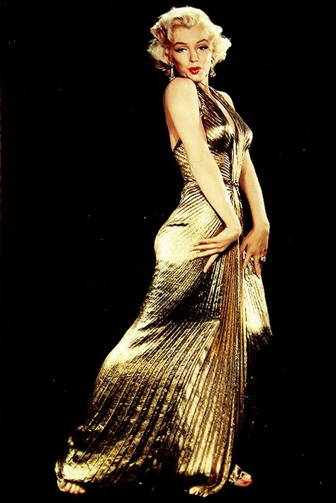 Iconic Travilla Fashion Design: One of Marilyn Monroe rare costumes in Gentlemen Prefer Blondes. #fashiongowns Marilyn Monroe Gold Dress, Halter Neck Gown, Marilyn Monroe Art, Gold Gown, Gentlemen Prefer Blondes, Marilyn Monroe Photos, Norma Jean, Norma Jeane, Blonde Bombshell