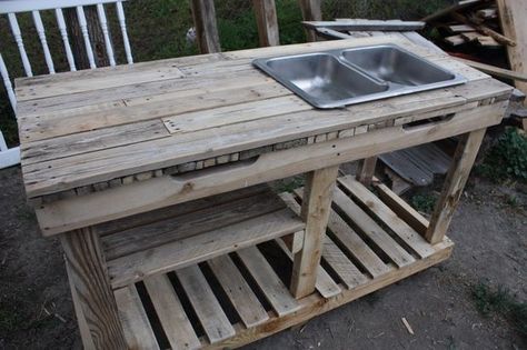 Picture of Garden Wash Basin Out Of Pallets Outdoor Garden Sink, Diy Garden Table, Outdoor Kitchen Sink, Garden Sink, Pallet Kitchen, Outdoor Kitchen Countertops, Outdoor Sinks, Outdoor Furniture Decor, Diy Outdoor Kitchen