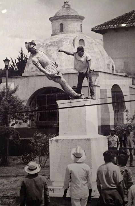 Marxism Leninism, Revolutionary Art, Colorized History, Statue Of, Mexican Revolution, European Explorers, Mexico History, Berenice Abbott, Indigenous Peoples Day