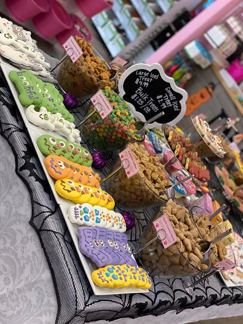 Dog Treat Craft Show Display, Dog Treat Business Packaging, Dog Treat Business, Pup Cakes, Dog Boutique Ideas, Dog Treat Packaging, Pet Bakery, Pet Store Ideas, Animal Treats