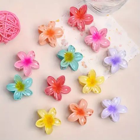 Hair Clips Ideas, Hawaiian Flower Hair, Dunner Wordend Haar, Summer Hair Accessories, Summer Wishlist, Pretty Accessories, Hair Accessories Collection, Let Your Hair Down, Flower Hair Pin