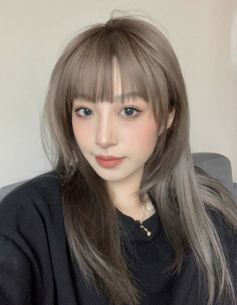 Smoky Beige Balayage, Korean Ash Blonde Hair, Blonde Short Hair Asian, Korean Girl Hair Color, Korean Dyed Hair, Blonde Hair Asian, Hair Color Korean, Blonde Asian Hair, Hidden Hair Color