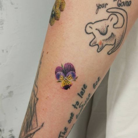 Wild Pansy Tattoo, Pansie Tattoo, Pansy Flower Tattoo, Mum Tattoos, Pansy Tattoo, Flower Graduation Cap, Soft Tattoo, Mum Tattoo, Russian Tattoo