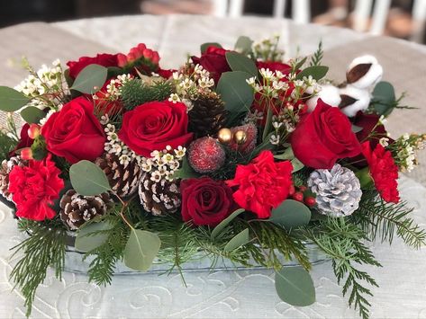 Christmas Candle Centerpiece, Bouquet Tutorial, Candle Centerpiece, Centerpieces Diy, Porch Planters, Christmas Table Centerpieces, Christmas Floral Arrangements, Bouquet Gift, Christmas Centerpieces Diy