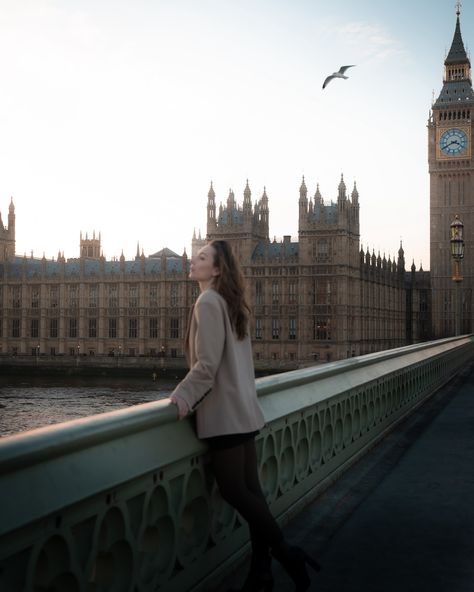 🕊️ #London #Portrait #Photography #PhotographerinLondon #FindPhotogtapher #Photographernearme #portraitphotography #londonphotography #londonphotographer #photographerlondon London Portrait Photography, London Photography Instagram, Train Station Photoshoot, London Street Photography, London Streets, Street Girl, London Photographer, Street Portrait, London Photography