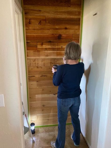 Create a cedar accent wall using leftover pickets from a fence project. Shop your barn or garage for fun elements to customize otherwise boring walls that get overlooked when decorating. This accent wall came together soo fast and easy, and gave this nook between our dining room and master bedroom an instant upgrade. The best part is we used materials we had from a previous project making it a practically free project!! ( I bought a small can of polyurethane to finish it) Head out to y Cedar Accent Wall, Hallway Accent Wall, Hallway Accent, Installing Wainscoting, Diy Chalkboard Sign, Homemade Lotion Bars, Rustic Hallway, Fence Picket, Fence Pickets