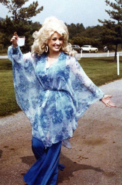 Dolly Parton Denim, Dolly Parton Fancy Dress, Dolly Parton Fashion, Dolly Parton Young Vintage, Dolly Parton Aesthetic Outfits, Dolly Parton Outfits, Dolly Parton Aesthetic, Dolly Parton Jolene, Dolly Parton Quotes