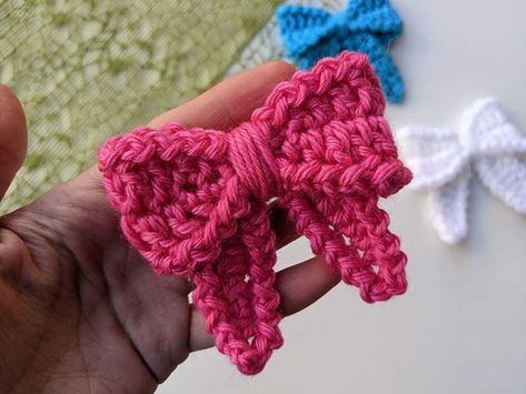 Easy Crochet Bow Free Pattern - Crochet Bits Crochet Bows Free Pattern, Easy Hair Bows, Crochet Bow Pattern, Crochet Hair Bows, Bow Keychain, Crochet Bow, Crochet Collection, Crochet Bows, Learn How To Crochet