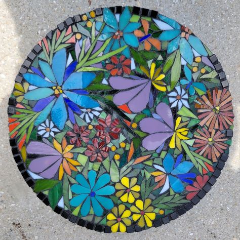 Mosaic Round Table Top Patterns, Mosaic Table Top Designs, Mosaic Tile Table, Mosaic Tiles Crafts, Mosaic Stepping Stones, Mosaic Table Top, Floral Mosaic, Mosaic Garden Art, Mosaic Tile Art