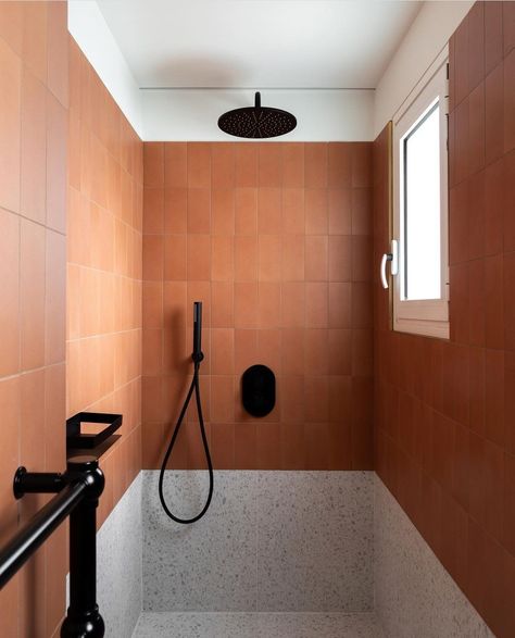 Bathroom Earthy, Terracotta Bathroom, Earthy Bathroom, Terrazzo Bathroom, 2020 Photography, Bathroom Big, Orange Bathrooms, Brown Bathroom, Upstairs Bathrooms