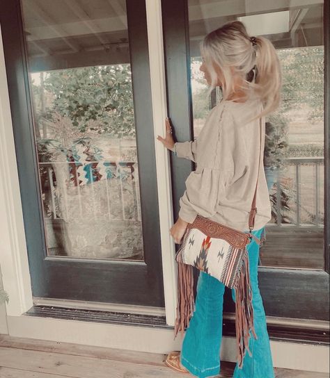 Western Purse Outfit, Outfit With Purse, Western Handbags And Purses, Western Backpack Purse, Fall Western Outfits Cardigans, Outfits With Purses, Western Cross Body Purse, Western Ideas, Country Fits