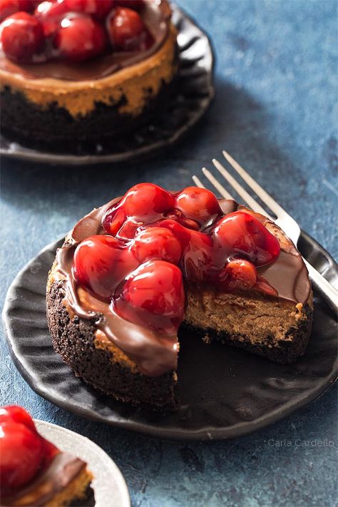 4 Inch Chocolate Cheesecake - Homemade In The Kitchen 4 Inch Cheesecake Recipes, Cheesecake For Two, Mini Chocolate Cheesecakes, Cake For Two Recipe, Fun Cheesecake Recipes, Cheesecake Homemade, Small Cheesecakes, Chocolate Cheesecake Recipe, Cheescake Recipe