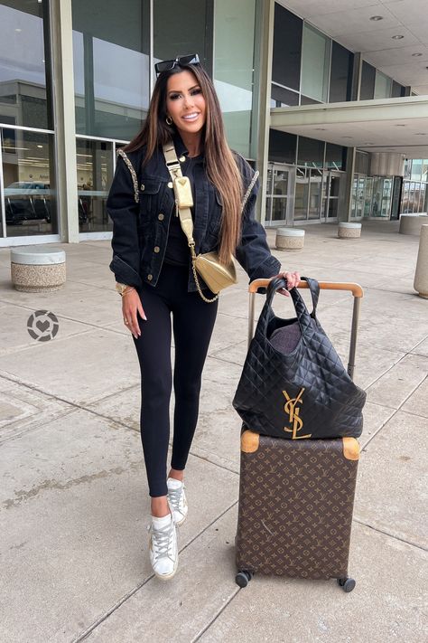 Casual Outfits Travel, Travel Outfits Winter, Hairby Chrissy, Chic Airport Outfit, Cute Airport Outfit, Airport Outfit Ideas, Ysl Tote Bag, Emily Ann Gemma, Comfy Airport Outfit