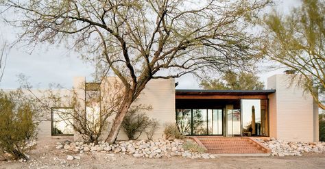 Scott Pask’s retreat in Tucson pays homage to his Arizona upbringing — and defies Southwestern clichés. Adobe Homes Exterior, Modern Desert Home Exterior, Desert Home Exterior, House In The Desert, Modern Desert Home, Modern Adobe, Joshua Tree House, Modern Barndominium, Arizona House