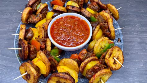 African Appetizers For Party, Plantain Appetizers, Plantain Skewers, African Appetizers, Sweet Chili Sauce Recipe, Wedding Food Display, Ghana Food, Simple Appetizer, Plantain Recipes