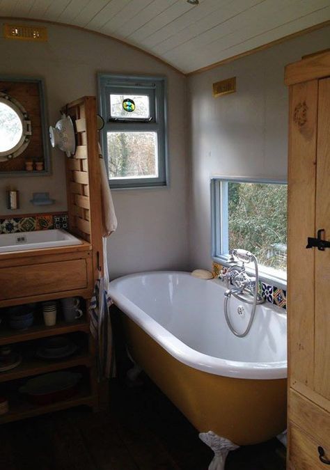 cabin huts shepherds hut glamping cabin rustic campers Small House Bathroom, Tiny House Bathtub, Pioneer Days, Tub Design, Bathroom With Tub, Small Bathtub, Bathroom Tub Shower, Bathroom Shower Design, Tub Ideas