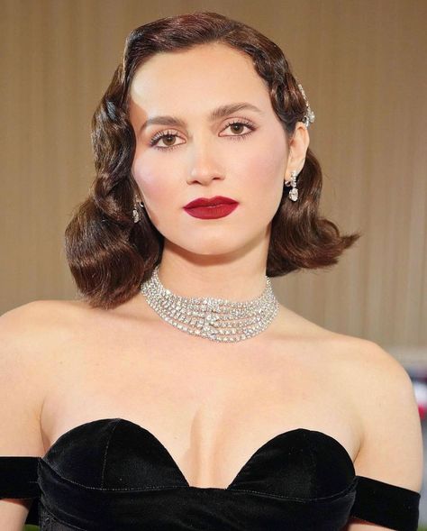 Maude Apatow Met Gala, Euphoria Season 2 Outfits, Old Hollywood Jewelry, Wavy Short Hairstyles, Hollywood Glamour Makeup, Old Hollywood Makeup, Mimi Cuttrell, Old Hollywood Prom, Vintage Short Hair