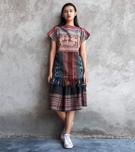 Dress Ulos Batak Modern, Tenun Fashion Inspiration, Tenun Ikat Dress, Dress Tenun Ntt, Tenun Dress, Batik Dress Modern, Linen Style Fashion, Batik Clothing, Batik Kebaya