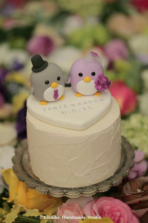 Penguin Wedding Cake, Penguin Cake Toppers, Penguin Wedding, Pear Crumble, Penguin Cakes, Happy Anniversary Cakes, Cake Roll Recipes, Strawberry Cake Recipes, Crumble Cake