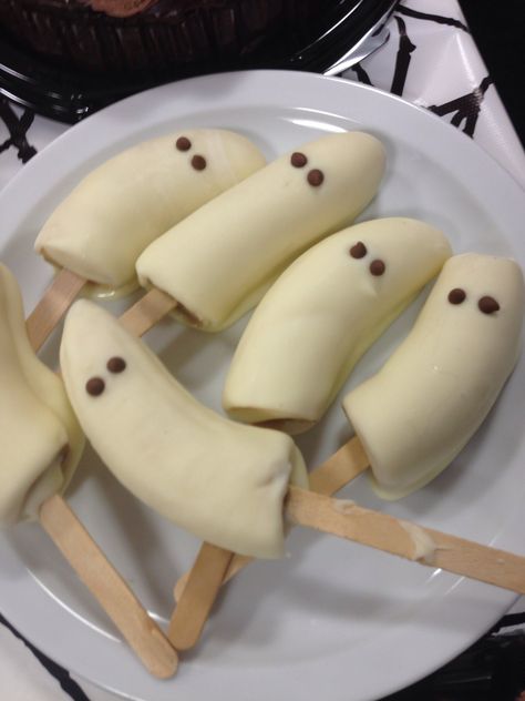 White choc banana ghosts. So easy! Banana Ghosts, Halloween Sleepover, Choco Banana, White Choc, Ghost White, Fall Fest, Sleepover Ideas, Child Development, Halloween Party