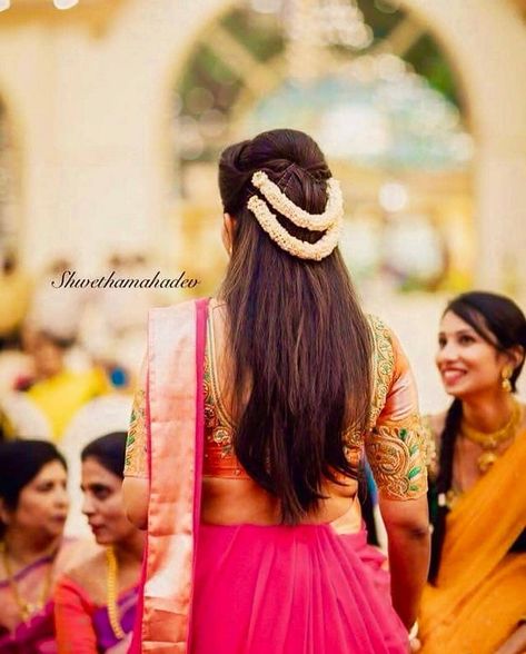 She is creating style statement in this beautiful pink saree and the simple hair style is beautiful😍💓 . . Mua @makeupbyshwethamahadev . .… Hairstyles For Half Saree Function, Onam Hairstyle, South Indian Hairstyle, Engagement Hairstyle, South Indian Wedding Hairstyles, Hairstyles For Indian Wedding, Bridal Capelet, Bridal Hairstyle Indian Wedding, Hair Style On Saree