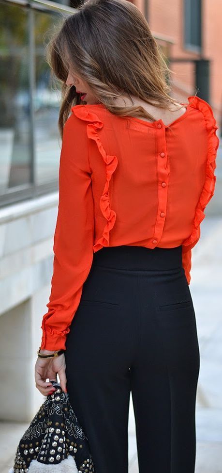 Office look | Red ruffling blouse with high waist black pants #legs Comfy Blouse, Skirt Diy, Mode Tips, Walking Down The Street, Blazer Outfit, Orange Top, Outfit Trends, Business Outfit, Work Wardrobe