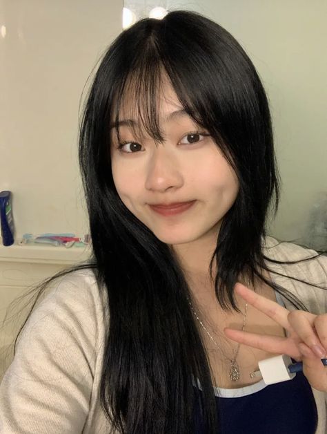 Fringe Hairstyles Round Face Asian, Bangs For Square Face Asian, Hair Inspo Big Forehead, Small Forehead With Bangs, Best Bangs For Big Forehead, Wispy Forehead Bangs, Wispy Bangs On Small Forehead, Bangs For Round Face Straight Hair, Bangs For Big Face