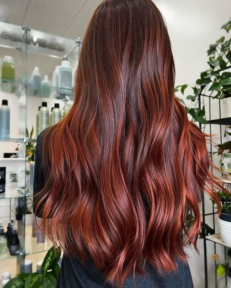 Light Red Auburn Hair, Light Brown Red Hair Balayage, Red Hair Red Highlights, Dark Brown To Ginger Balayage, Red Auburn Balayage, Copper Balayage Straight Hair, Balayage Copper Red, Subtle Red Balayage, Auburn Red Balayage