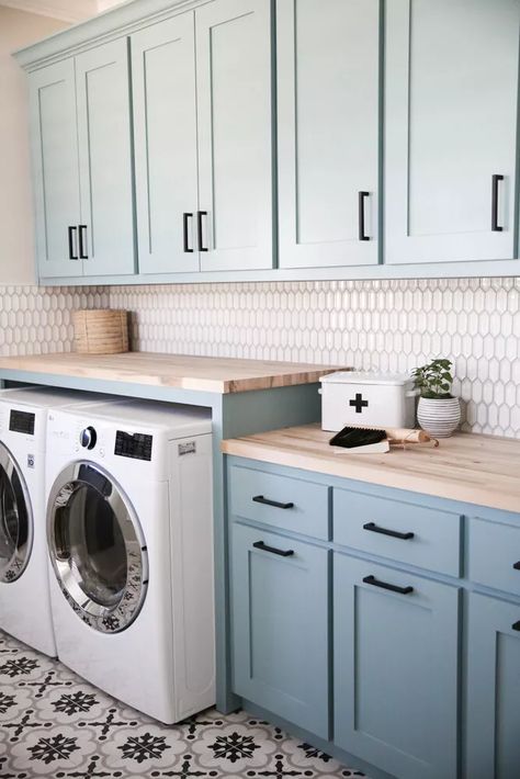 51 Laundry Room Ideas to Make Laundry Day Your Favorite Small Laundry Room Decor Ideas, Small Laundry Room Decor, Blue Laundry Room, Laundry Room Decor Ideas, Landry Room, Laundry Room Organization Ideas, Traditional Laundry Room, Blue Laundry Rooms, Blue Bedroom Design