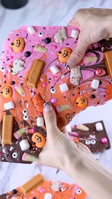 Pastel Halloween Food, Halloween Party Candy Bar, Colorful Halloween Party, Pink Halloween Food, Pink Halloween Treats, Pink And Orange Halloween Decor, Halloween Bark Candy, Halloween Crackers, Eyeball Decorations