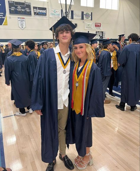 Graduation With Family, Prom 2023, Graduation Poses, Graduation Picture, Graduation Picture Poses, Good Riddance, Grad Photos, Graduation Day, Graduation Photos