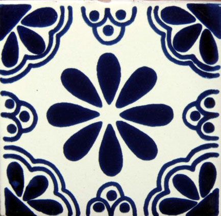 Ceramicos Guanajuato :: Azulejo y Loza estilo Talavera :: Talavera Pattern, Mexican Interiors, Glass Painting Patterns, Talavera Pottery, Diy Tile, Kitchen Interior Design Modern, Tiles Design, Mexican Pottery, White Tiles