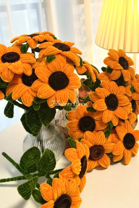 sunflower for wedding Pipe Cleaner Sunflowers, Mobiles Diy, Christmas Craft Decor, Christmas Craft Decorations, Artificial Floral Centerpieces, Chenille Stem Crafts, Pipe Cleaner Flowers, Table Flower Arrangements, Flower Mobile