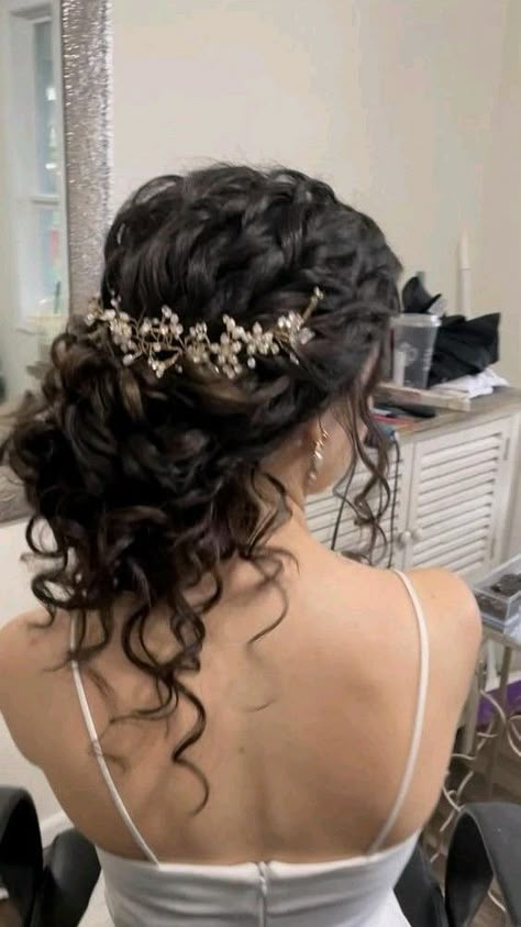 Bridal Hair Curly Natural, Mexican Wedding Hairstyles, Wedding Curly Hair, Gajra Hairstyle, Short Curly Bobs, Naturally Curly Hair Updo, Curly Bridal Hair, Curly Hair Up, Styles For Curly Hair