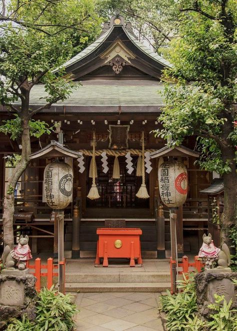 Hanazonoinari-jinja shrine, Shinjuku, Tokyo 花園稲荷神社 Japanese Guide, Japanese Shrines, Inari Shrine, Japanese Buildings, Japanese Shrine, Japan Architecture, Torii Gate, Shinto Shrine, Japanese Temple