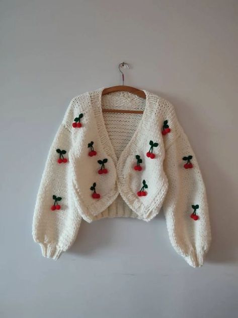 Los Sweather mas monos del mundo🦄 Cozy Winter Clothes, Cherry Cardigan, Trendy Jumpers, Fruit Embroidery, Cherry Sweater, Unique Sweater, Sweater Chunky, Embroidery Sweater, Unique Sweaters